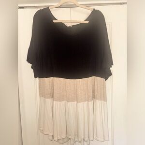Short sleeve tiered top. Black, tan and white. Size: 2XL. Brand: Chic Soul